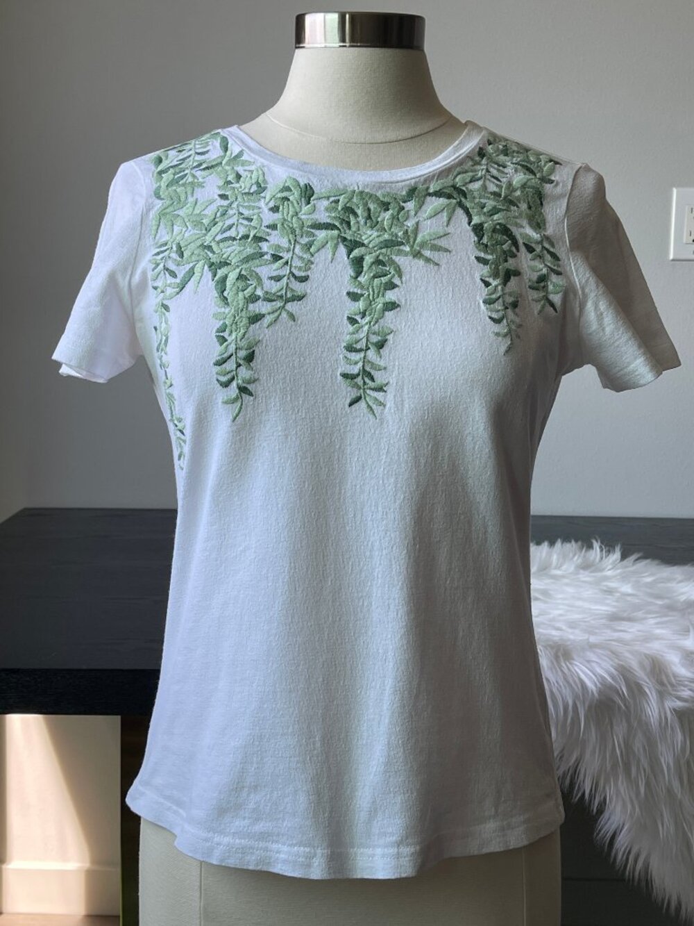 Size XS/S EAWEST Botanical Embroidered Cotton-Linen Tee With Lush Vine Detailing